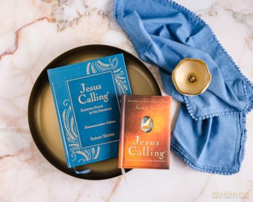 Jesus Calling -NEW- Commemorative Edition: Enjoying Peace in His Presence (A 365-Day Devotional, Includes 12 NEW Bonus Devotions and 12 Letters from the Author) - Sarah Young [KSIĄŻKA]