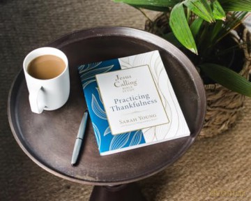 Jesus Calling: Practicing Thankfulness (Jesus Calling Bible Studies) - Sarah Young [KSIĄŻKA]