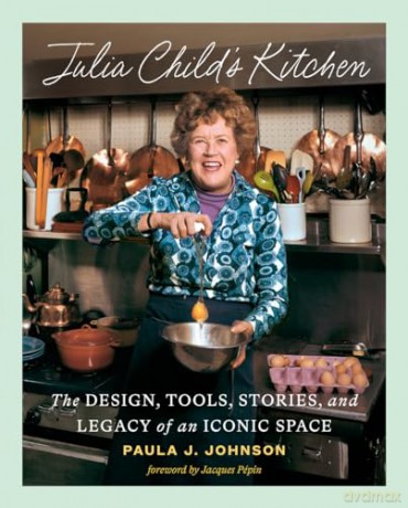 Julia Child's Kitchen: The Design, Tools, Stories, and Legacy of an Iconic Space - Paula J. Johnson [KSIĄŻKA]