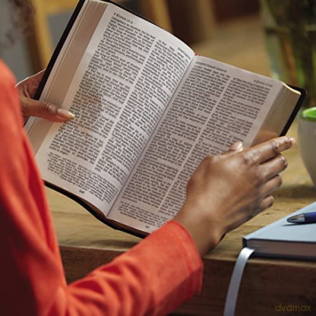 KJV Holy Bible: Personal Size Giant Print with 43,000 Cross References, Black Bonded Leather, Red Letter, Comfort Print: King James Version: Holy Bible, King James Version - Thomas Nelson [KSIĄŻKA]
