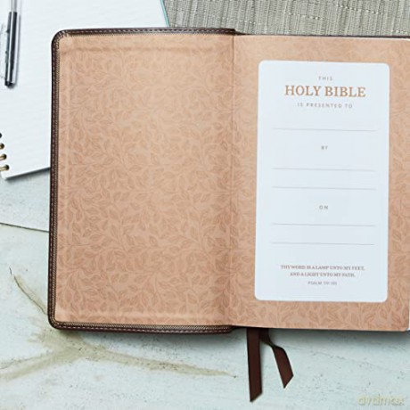 KJV Holy Bible: Personal Size Giant Print with 43,000 Cross References, Black Bonded Leather, Red Letter, Comfort Print: King James Version: Holy Bible, King James Version - Thomas Nelson [KSIĄŻKA]