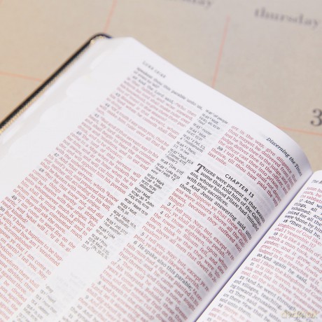 KJV Holy Bible: Thinline with Cross References, Black Bonded Leather, Red Letter, Comfort Print: King James Version - Thomas Nelson [KSIĄŻKA]