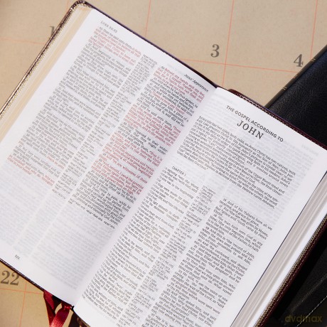 KJV Holy Bible: Thinline with Cross References, Black Bonded Leather, Red Letter, Comfort Print: King James Version - Thomas Nelson [KSIĄŻKA]