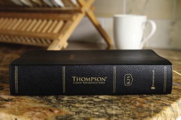 KJV, Thompson Chain-Reference Bible, Handy Size, European Bonded Leather, Black, Red Letter, Comfort Print: King James Version, Black, European Bonded Leather, Red Letter - Zondervan [KSIĄŻKA]