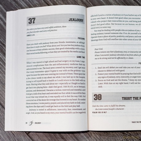 Lead with Faith, Play with Purpose: A 100-Day Devotional for Athletes - Andy Dooley [KSIĄŻKA]
