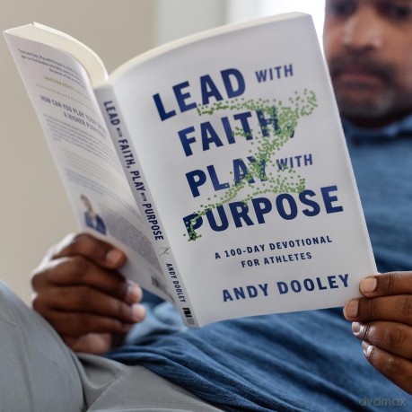 Lead with Faith, Play with Purpose: A 100-Day Devotional for Athletes - Andy Dooley [KSIĄŻKA]