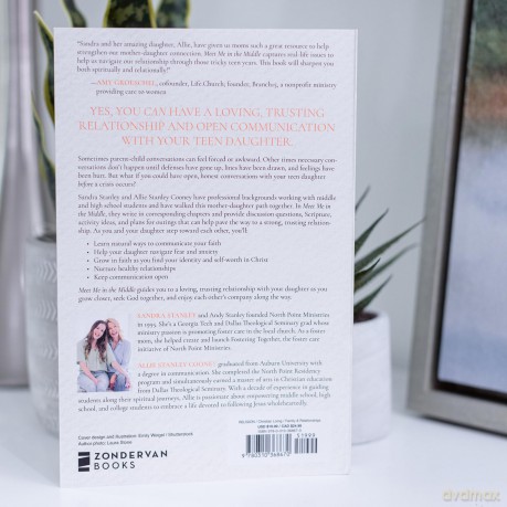 Meet Me in the Middle: 8 Mother-Daughter Conversations about Life and Faith - Sandra Stanley [KSIĄŻKA]