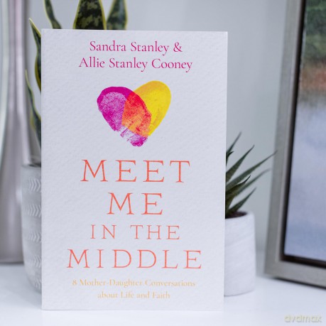 Meet Me in the Middle: 8 Mother-Daughter Conversations about Life and Faith - Sandra Stanley [KSIĄŻKA]