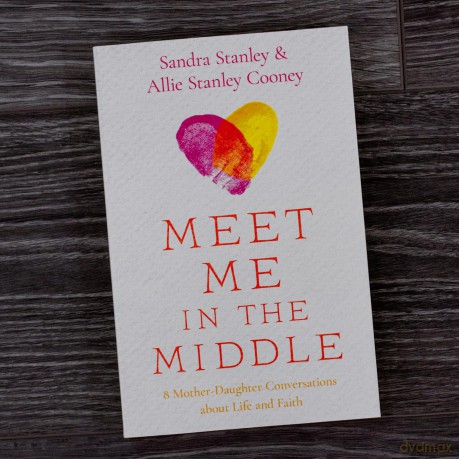 Meet Me in the Middle: 8 Mother-Daughter Conversations about Life and Faith - Sandra Stanley [KSIĄŻKA]