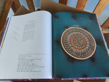 Needles Out: Boho Embroidery: Mixed Media Techniques - Nichole Vogelsinger [KSIĄŻKA]