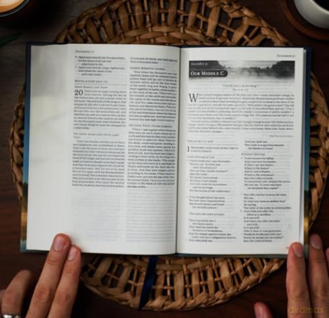 NKJV, Grace for the Moment Daily Bible, Hardcover, Comfort Print: Nkjv, Grace for the Moment Daily Bible, Comfort Print - Max Lucado [KSIĄŻKA]