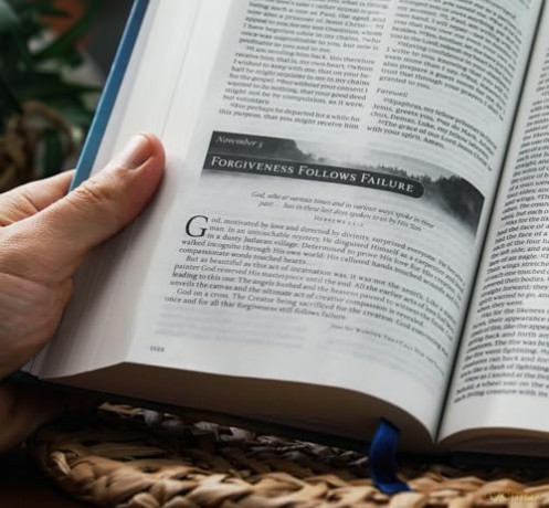 NKJV, Grace for the Moment Daily Bible, Hardcover, Comfort Print: Nkjv, Grace for the Moment Daily Bible, Comfort Print - Max Lucado [KSIĄŻKA]