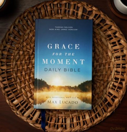 NKJV, Grace for the Moment Daily Bible, Hardcover, Comfort Print: Nkjv, Grace for the Moment Daily Bible, Comfort Print - Max Lucado [KSIĄŻKA]