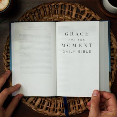 NKJV, Grace for the Moment Daily Bible, Hardcover, Comfort Print: Nkjv, Grace for the Moment Daily Bible, Comfort Print - Max Lucado [KSIĄŻKA]
