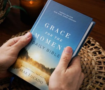 NKJV, Grace for the Moment Daily Bible, Hardcover, Comfort Print: Nkjv, Grace for the Moment Daily Bible, Comfort Print - Max Lucado [KSIĄŻKA]