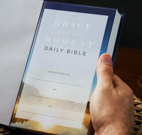 NKJV, Grace for the Moment Daily Bible, Softcover, Comfort Print: Nkjv, Grace for the Moment Daily Bible, Comfort Print - Max Lucado [KSIĄŻKA]