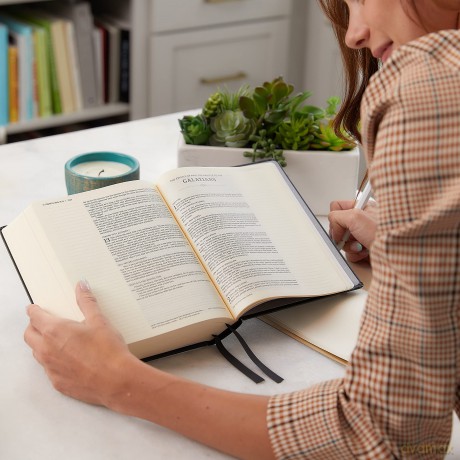 NKJV, Journal the Word Bible, Cloth over Board, Gray, Red Letter, Comfort Print: Reflect, Journal, or Create Art Next to Your Favorite Verses - Thomas Nelson [KSIĄŻKA]