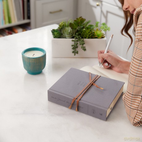 NKJV, Journal the Word Bible, Cloth over Board, Gray, Red Letter, Comfort Print: Reflect, Journal, or Create Art Next to Your Favorite Verses - Thomas Nelson [KSIĄŻKA]