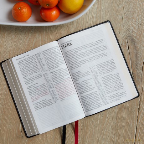 NKJV, Reference Bible, Center-Column Giant Print, Leather-Look, Burgundy, Red Letter Edition, Comfort Print Imitation Leather - Thomas Nelson [KSIĄŻKA]