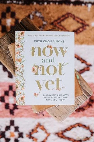 Now and Not Yet Bible Study Guide plus Streaming Video: Discovering Six Ways God Is More Faithful Than You Know - Ruth Chou Simons [KSIĄŻKA]