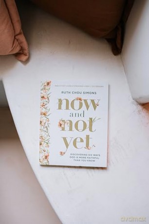 Now and Not Yet Bible Study Guide plus Streaming Video: Discovering Six Ways God Is More Faithful Than You Know - Ruth Chou Simons [KSIĄŻKA]