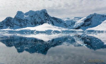 Our Frozen Planet: A Photographic Journey Through the World of Snow and Ice - Michael Hambrey [KSIĄŻKA]
