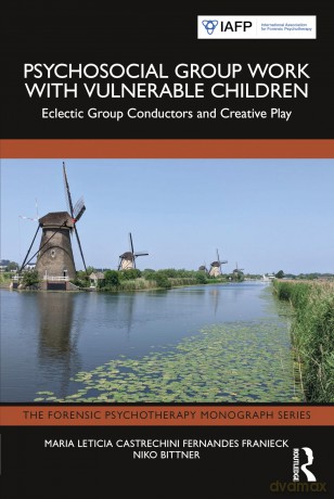 Psychosocial Group Work with Vulnerable Children: Eclectic Group Conductors and Creative Play (The Forensic Psychotherapy Monograph Series) - Maria Leticia Castrechini Fernandes Franieck [KSIĄŻKA]