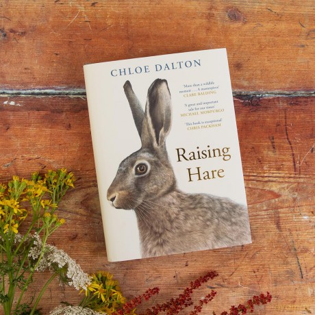 Raising Hare: SHORTLISTED FOR WATERSTONES BOOK OF THE YEAR - Chloe Dalton [KSIĄŻKA]
