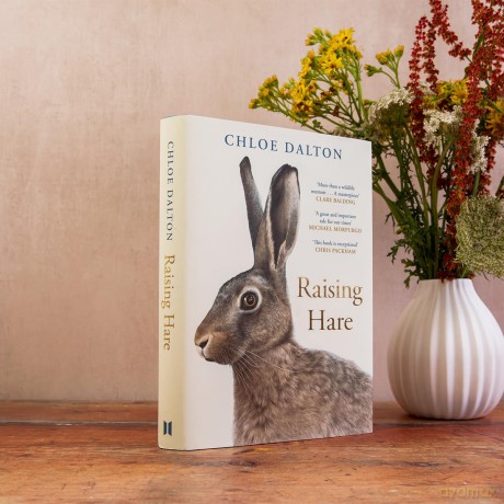 Raising Hare: SHORTLISTED FOR WATERSTONES BOOK OF THE YEAR - Chloe Dalton [KSIĄŻKA]