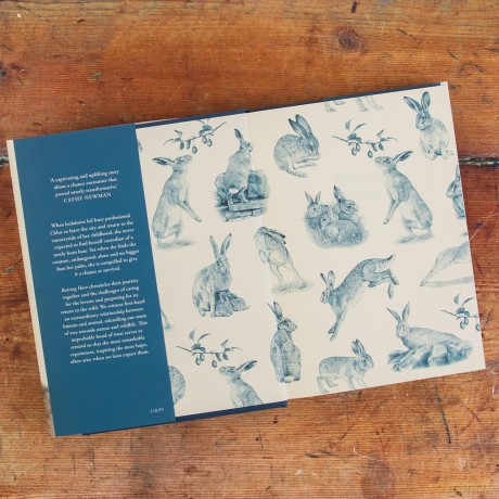 Raising Hare: SHORTLISTED FOR WATERSTONES BOOK OF THE YEAR - Chloe Dalton [KSIĄŻKA]