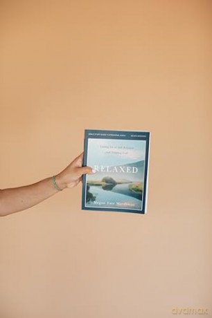 Relaxed Bible Study Guide plus Streaming Video: Letting Go of Self-Reliance and Trusting God - Megan Fate Marshman [KSIĄŻKA]