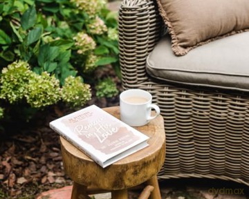 Remain in His Love: 90 Devotions to Help You Dig Deep and Draw Closer to God (A 90-Day Devotional) - Jackie Greene [KSIĄŻKA]