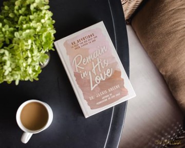 Remain in His Love: 90 Devotions to Help You Dig Deep and Draw Closer to God (A 90-Day Devotional) - Jackie Greene [KSIĄŻKA]