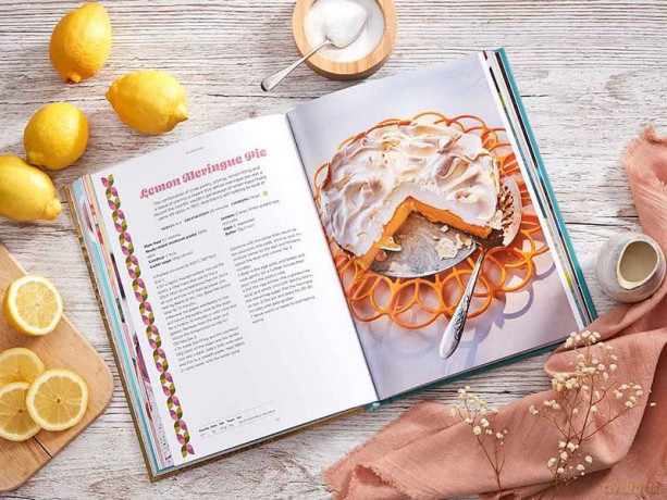 Retro Classics: A joyful collection of nostalgic recipes, updated for today's cook (Dairy Diary) - Emily Davenport [KSIĄŻKA]