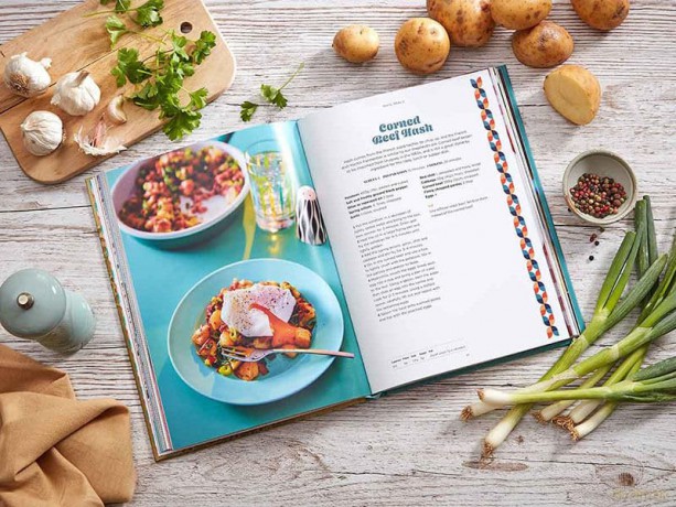Retro Classics: A joyful collection of nostalgic recipes, updated for today's cook (Dairy Diary) - Emily Davenport [KSIĄŻKA]
