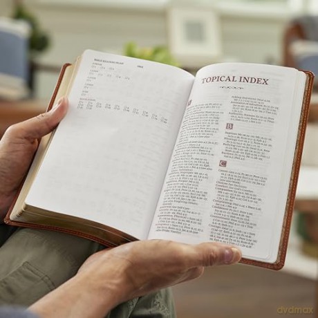 RSV Personal Size Bible with Cross References, Black Genuine Leather, (Sovereign Collection) - Thomas Nelson [KSIĄŻKA]