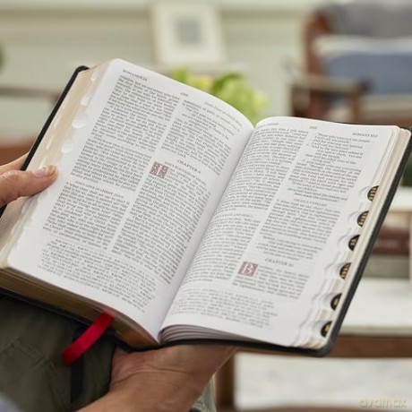 RSV Personal Size Bible with Cross References, Black Genuine Leather, Thumb Indexed, (Sovereign Collection) - Thomas Nelson [KSIĄŻKA]