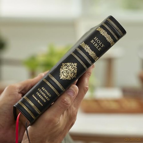 RSV Personal Size Bible with Cross References, Black Genuine Leather, Thumb Indexed, (Sovereign Collection) - Thomas Nelson [KSIĄŻKA]