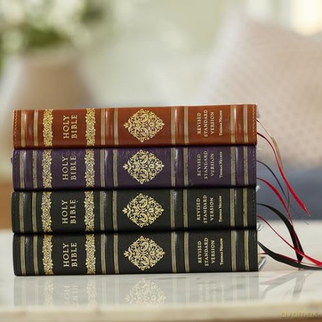 RSV Personal Size Bible with Cross References, Black Leathersoft, Thumb Indexed, (Sovereign Collection) - Thomas Nelson [KSIĄŻKA]