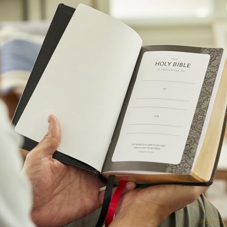 RSV Personal Size Bible with Cross References, Black Leathersoft, Thumb Indexed, (Sovereign Collection) - Thomas Nelson [KSIĄŻKA]