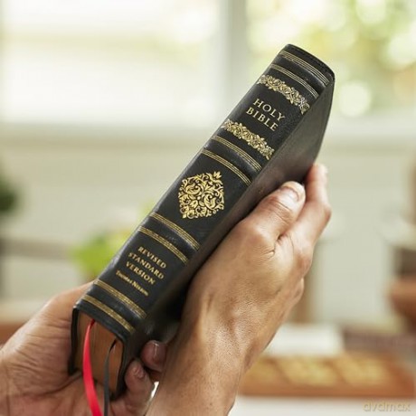 RSV Personal Size Bible with Cross References, Black Leathersoft, Thumb Indexed, (Sovereign Collection) - Thomas Nelson [KSIĄŻKA]