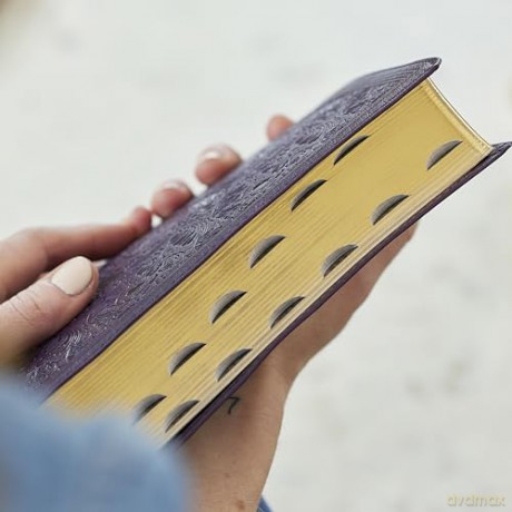 RSV Personal Size Bible with Cross References, Purple Leathersoft, Thumb Indexed, (Sovereign Collection) - Thomas Nelson [KSIĄŻKA]