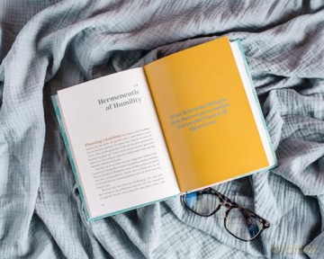 Set Your Eyes Higher: A 40-Day Reset to Slow Your Anxiety and Fix Your Focus on God (A Devotional) - Whitney Lowe [KSIĄŻKA]