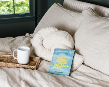 Set Your Eyes Higher: A 40-Day Reset to Slow Your Anxiety and Fix Your Focus on God (A Devotional) - Whitney Lowe [KSIĄŻKA]