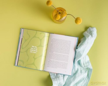 Set Your Eyes Higher: A 40-Day Reset to Slow Your Anxiety and Fix Your Focus on God (A Devotional) - Whitney Lowe [KSIĄŻKA]