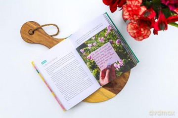 Shine Bright Anyway: 90 Affirmations That Declare You Are Enough When the World Says You're Not - Faith Broussard Cade [KSIĄŻKA]