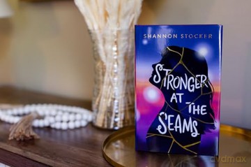 Stronger at the Seams (Blink) - Shannon Stocker [KSIĄŻKA]