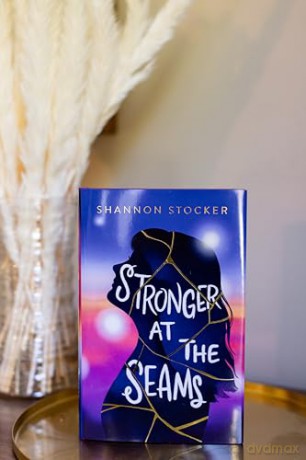 Stronger at the Seams (Blink) - Shannon Stocker [KSIĄŻKA]