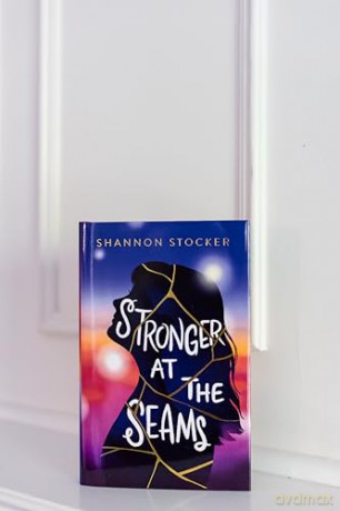 Stronger at the Seams (Blink) - Shannon Stocker [KSIĄŻKA]