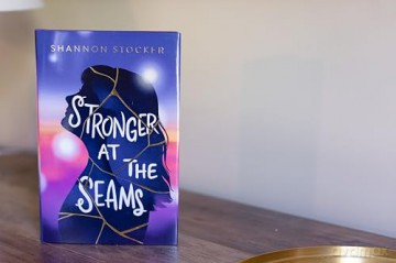Stronger at the Seams (Blink) - Shannon Stocker [KSIĄŻKA]